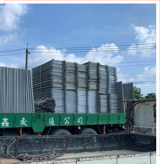 高雄金剛鷹架團隊在施工現場討論，展現專業